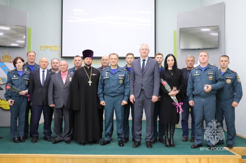 В Главном управлении МЧС России по Курской области прошло торжественное мероприятие, посвященное празднованию 93-й годовщины со дня образования гражданской обороны России, которая отмечается 4 октября