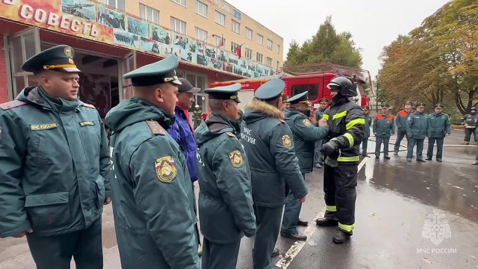 Под вой сирен и аплодисменты коллег…