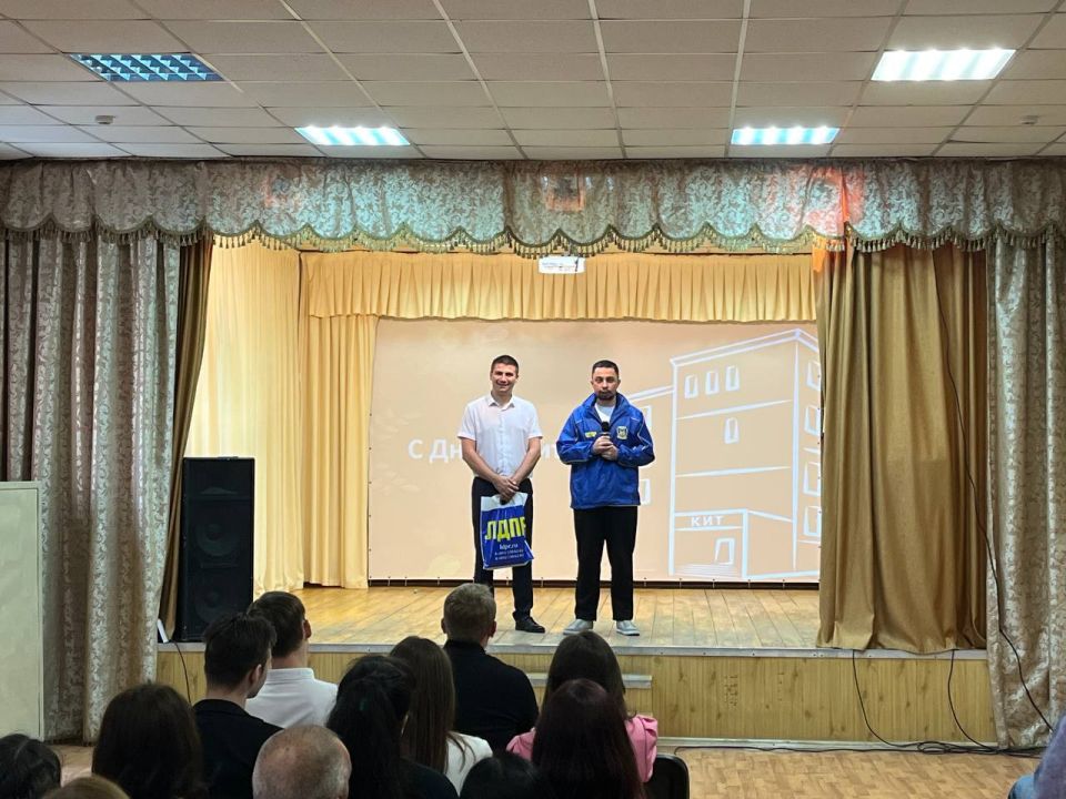 Активисты молодёжной организации ЛДПР в Курске поздравили педагогов с Днём учителя