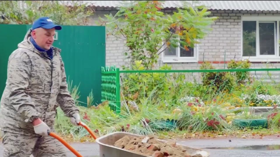 Игорь Кастюкевич: #КурскийРубеж. Волонтеры 6 смены лагеря Единой России «Курский рубеж» продолжают работать на адресах жителей Курского приграничья, чье имущество пострадало в результате обстрелов со стороны ВСУ