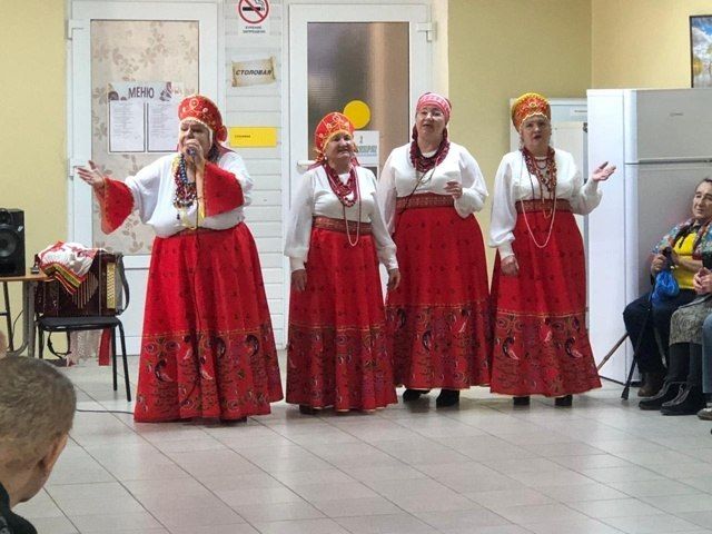 1 октября ансамбль народной песни и фольклора «Жизнь продолжается» (руководитель — Людмила Ивановна Токолова) выступил с концертом: "Душа остается молодой" в одном из пунктов временного размещения для вынужденных...
