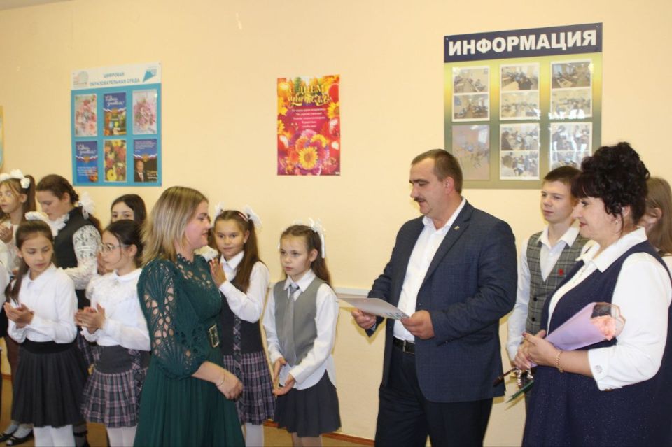 Дмитрий Новиков: Уважаемые учителя, педагоги дошкольного и дополнительного образования, ветераны педагогического труда!