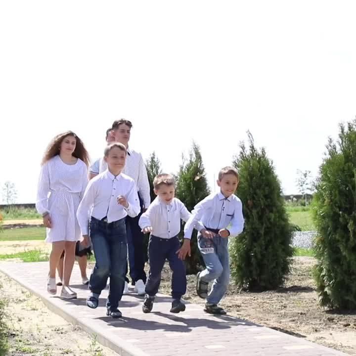 Глава Кореневского района Владимир Жилинков — не только пример служения муниципалитету и людям, но ещё и пример настоящего семьянина, любящего мужа и заботливого отца