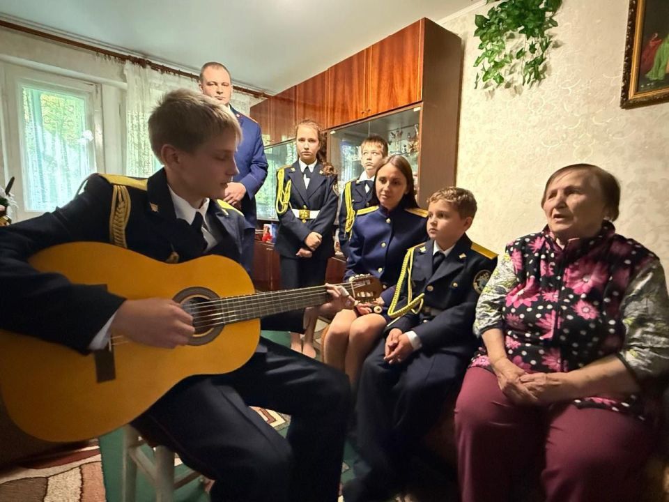 В Курске следователи СК России совместно с кадетами ведомства поздравили с Днем учителя труженицу тыла Афанасьеву Валентину Егоровну