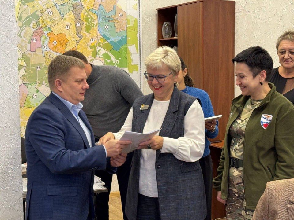 Единороссы поздравили с Днём учителя директоров школ города Курска