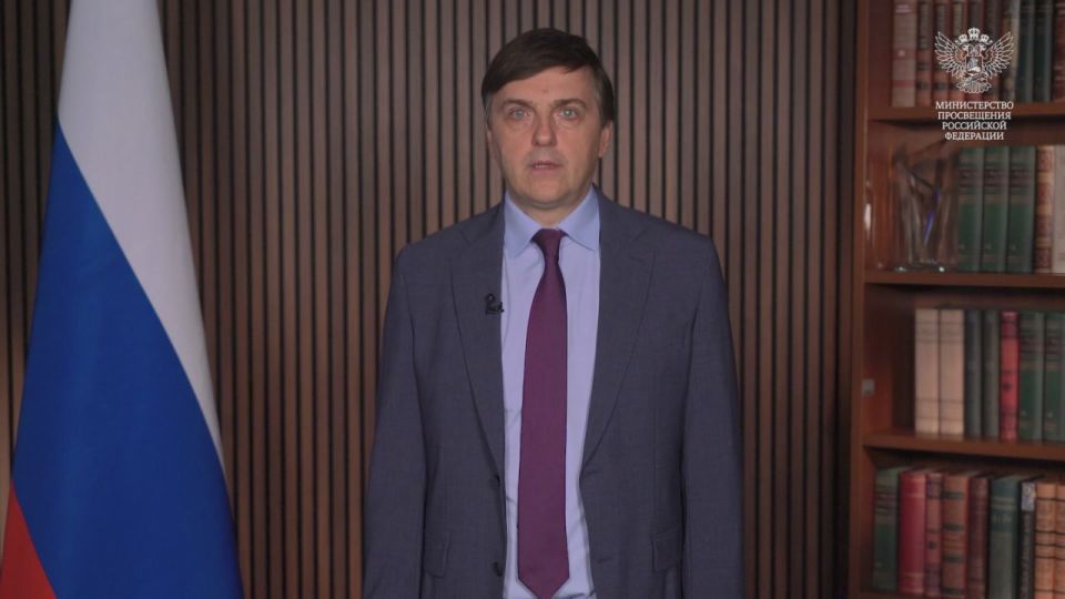 Поздравление министра просвещения России Сергея Кравцова с Днем учителя!