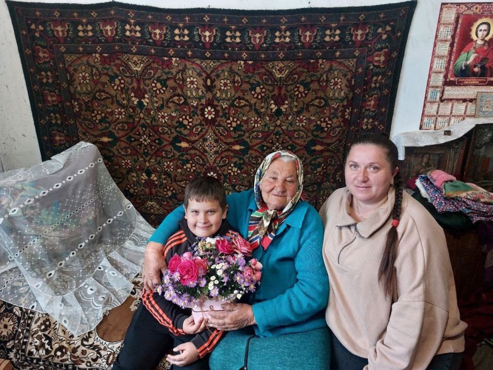 Сотрудники Централизованной системы библиотек города Курска и волонтеры отряда «БИБЛИОдобро» навестили ребенка Великой Отечественной войны Екатерину Трифоновну Афанасьеву
