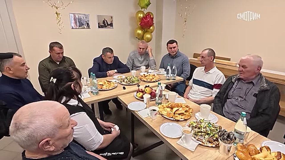 11111 Губернатор Курской области Александр Хинштейн встретился с жителями приграничных районов, которых удерживали на Украине