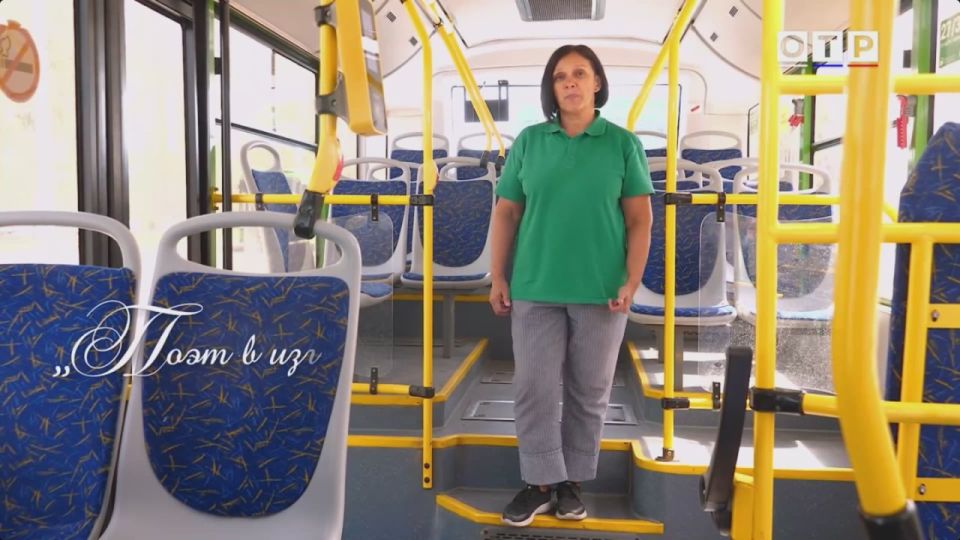 Наши женщины-водители из Курского филиала Национальной транспортной ассоциации не только мастерски водят "Волгабасы", но и выступают в роли чтецов