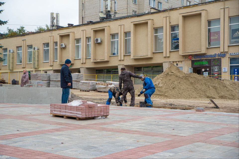 В сквере у ТЦ «Куряночка» в рамках федеральной программы «Формирование комфортной городской среды» нацпроекта «Инфраструктура для жизни» укладывают плитку