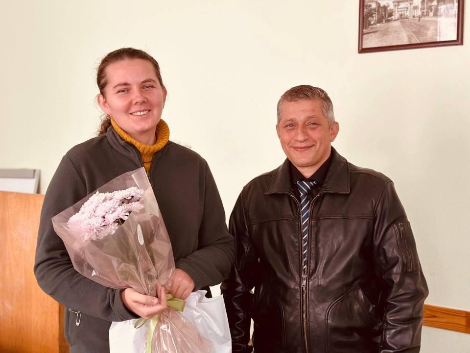 С прошедшим Днем учителя поздравили педагогов из курского приграничья, которые живут в пунктах временного размещения