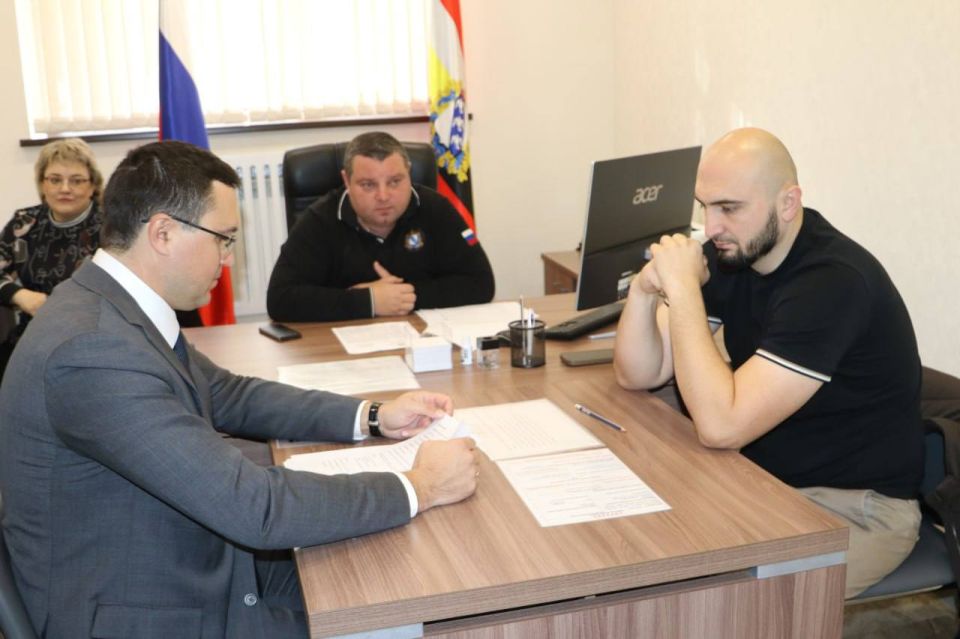 Провёл приём граждан. На встречу пообщаться лично пришли восемь человек
