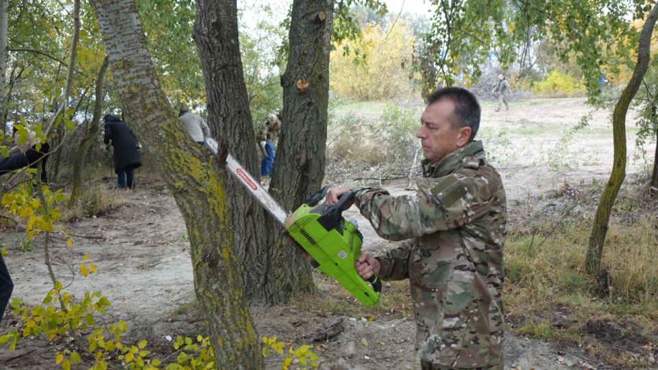 Игорь Корпунков: Сегодня на месте обустройства общественной территории «Теплый берег – 3.0» (Набережная 6-го микрорайона) проводился очередной субботник