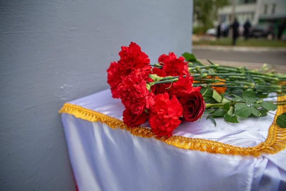 В Курске открыли доску памяти участниц партизанского движения времен Великой Отечественной войны – Екатерины и Анастасии Кулабуховых