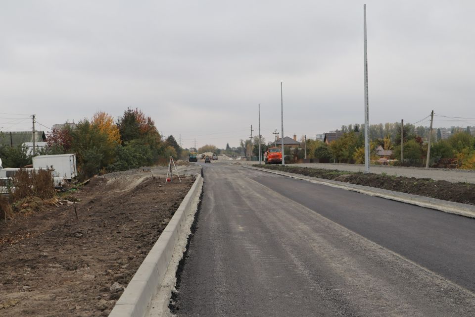 Дорожники продолжают работу на проспекте М. Булатова в Курске