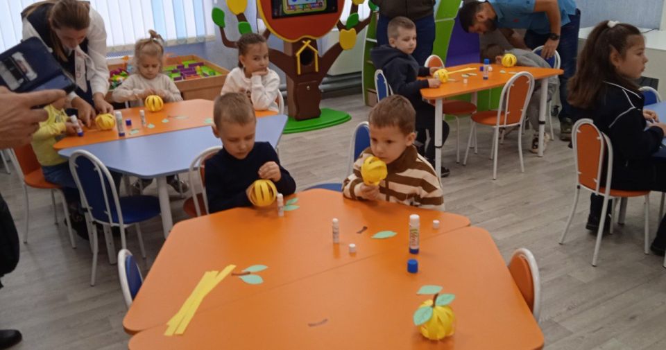 Воспитанники детского сада № 3 Курска и их родители посетили Центральную городскую детскую библиотеку — инновационный семейный интеллект-центр «КУБ: КРЕАТИВНАЯ_УМНАЯ_БИБЛИОТЕКА», который объединяет культуру, технологии...