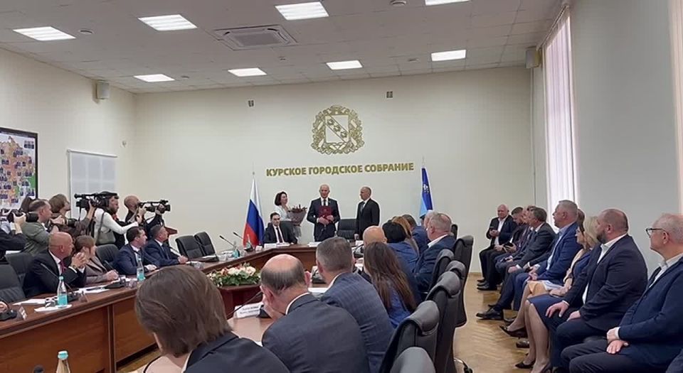 Исполняющего обязанности главы города Сергея Котлярова (теперь уже бывшего) проводили аплодисментами, а также вручили ему почетную грамоту и цветы