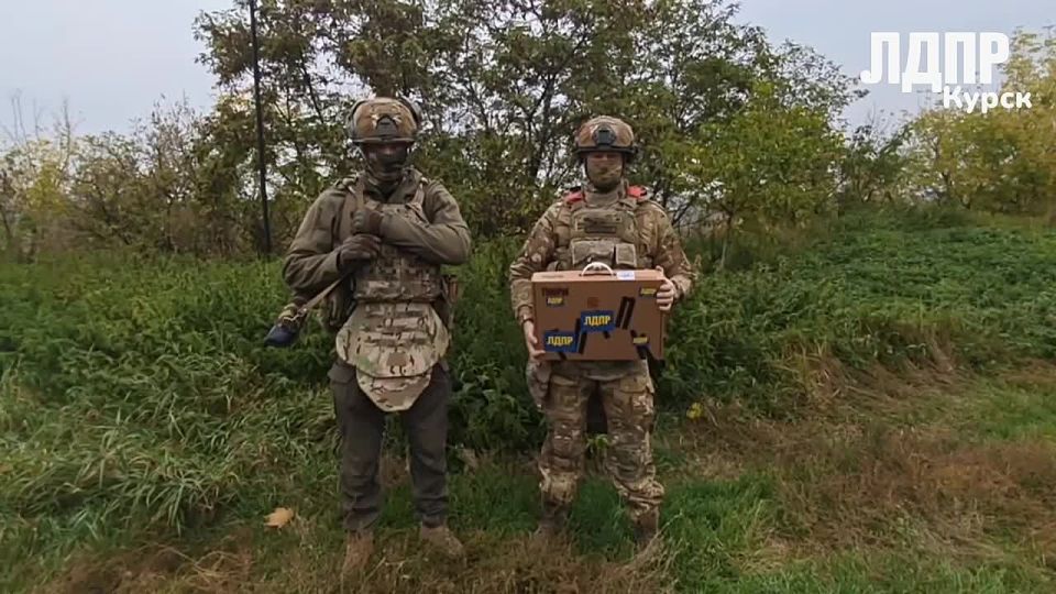 ЛДПР помогает!. Депутат Курской областной Думы от ЛДПР Алексей Томанов передал пограничникам, выполняющим задачи на территории Курской области, ноутбук от Председателя ЛДПР Леонида Слуцкого