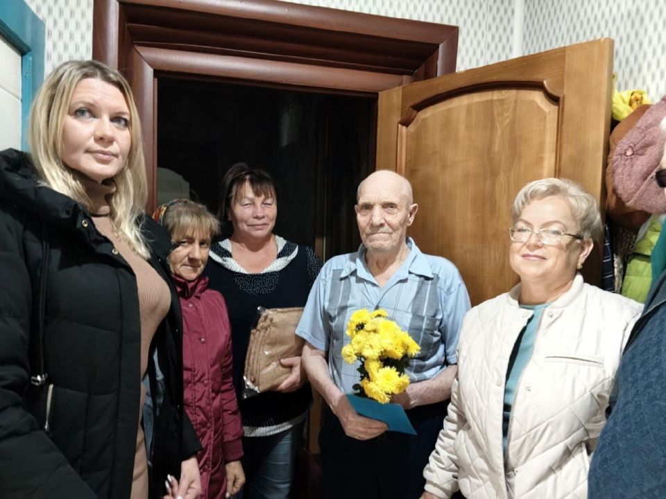В рамках декады пожилых людей глава Русановского сельсовета Алексей Борзенков совместно с работниками культуры посетили на дому долгожителей, ветеранов труда, поздравили и пожелали им здоровья, любви близких людей...