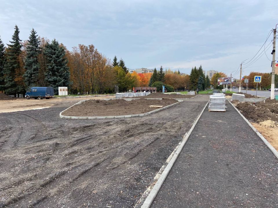 На площади культурно-досугового центра «Русь» продолжается благоустройство