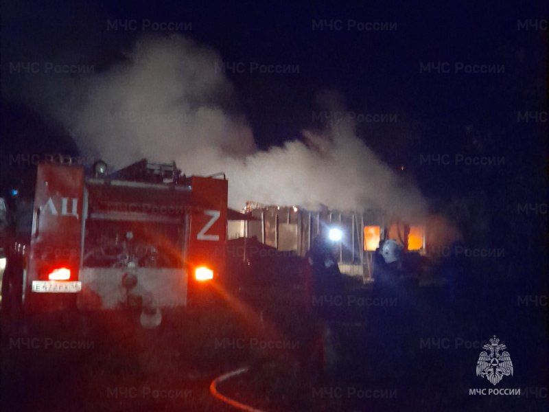 Под Курском горит жилой дом в Воробьевке
