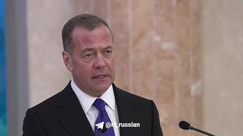 Дмитрий Медведев в Пхеньяне поблагодарил Ким Чен Ына и военных КНДР за поддержку РФ: