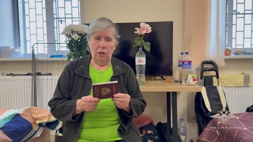 В Курске сотрудники подразделений по вопросам миграции вручили паспорта граждан Российской Федерации взамен утраченных возвращенным на родину курянам