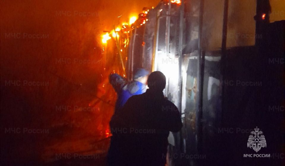 Два человека погибли в Курской области при пожаре в жилом доме