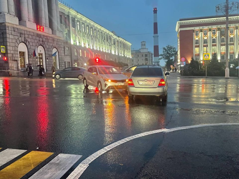 ДТП на Красной площади. Движение затруднено!!