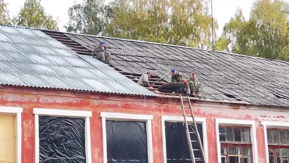 Игорь Кастюкевич: Больше 85 квадратных метров кровли на школе в Курском приграничье перекрыли участники волонтерского лагеря Единой России «Курский рубеж». Продолжаем приводить здание социального объекта в порядок после...