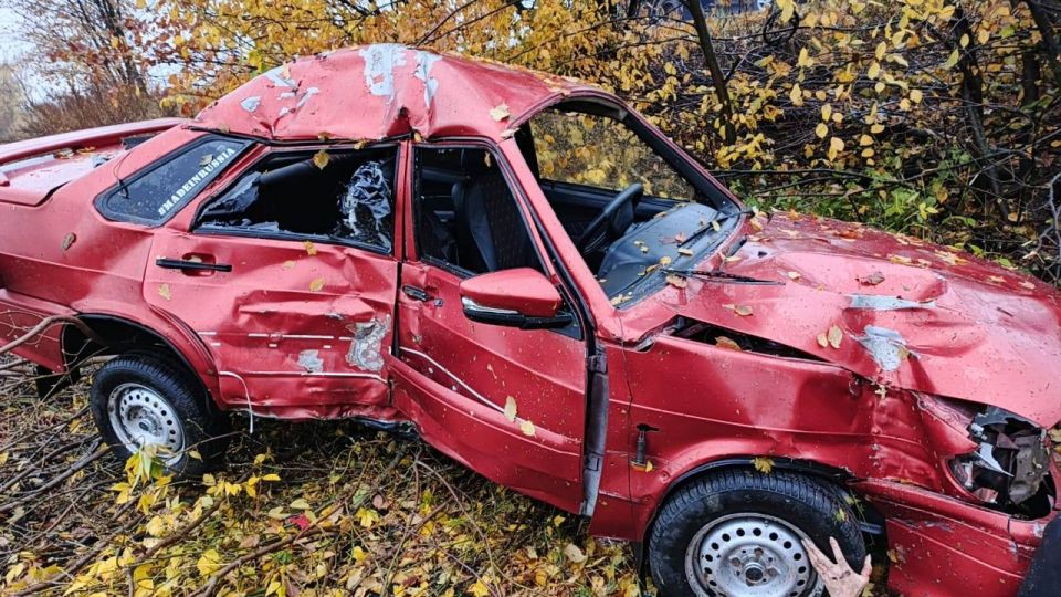 ВАЗ улетел в кювет в Курской области, женщина-водитель пострадала