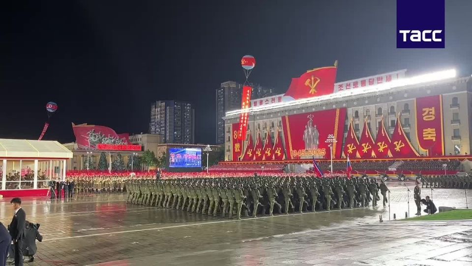 Кадры праздничного парада в Пхеньяне