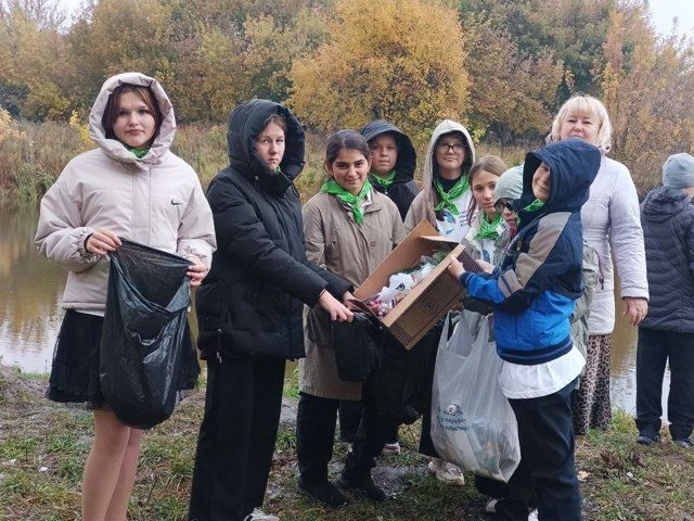 В рамках реализации федерального проекта «Вода России», тимуровцы Толкачевской школы под руководством старших вожатых в очередной раз присоединились к всероссийской акции и очистили от мусора берег пруда