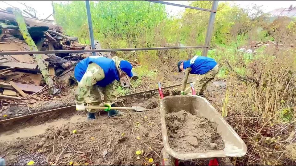 Игорь Кастюкевич: #КурскийРубеж . Продолжаем установку забора у Василия Добродеева (дяди Васи)