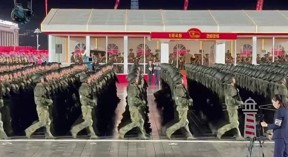 На параде в Пхеньяне прошла колонна сил спецназначения с флагами России и КНДР