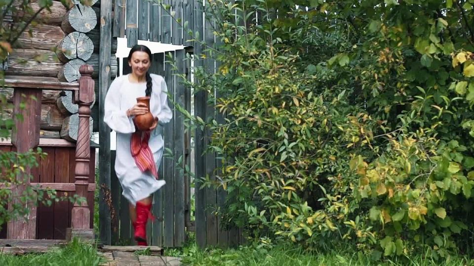 Курянка Светлана Савинова исполнила новую песню «Наша Земля»