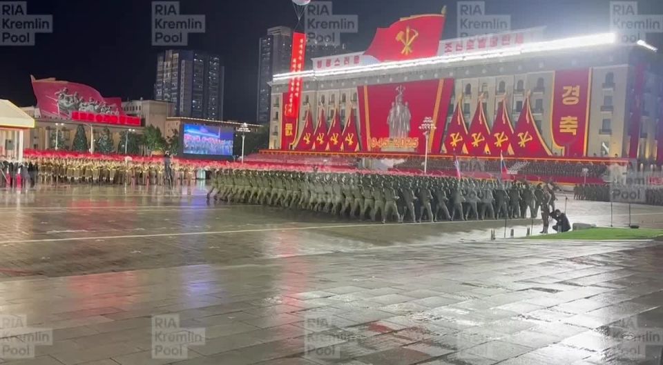 Корейские военнослужащие, участвовавшие в освобождении Курской области, прошли на параде в Пхеньяне с флагами России и КНДР под песню "Служить России"