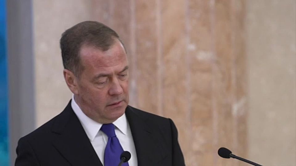 В ходе визита в КНДР Д.Медведев отдельно поблагодарил Генерального секретаря ТПК товарища Ким Чен Ына за принятые союзнические решения, а бойцов контингента Корейской Народной Армии – за помощь Вооружённым силам России и...