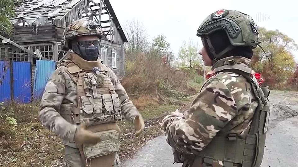 Шампуни, зубная паста, туалетная бумага: российские военные доставили гуманитарную помощь жителям приграничных районов Курской области