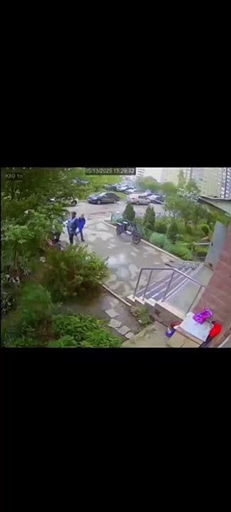 В Курске украли самокат. Видеокамеры зафиксировали, как подросток забирает его из подъезда дома 60 на проспекте Клыкова