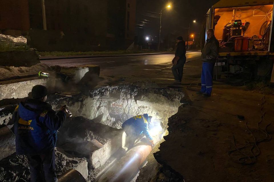 В Курске ночью завершили ремонт тепломагистрали на улице Ольшанского