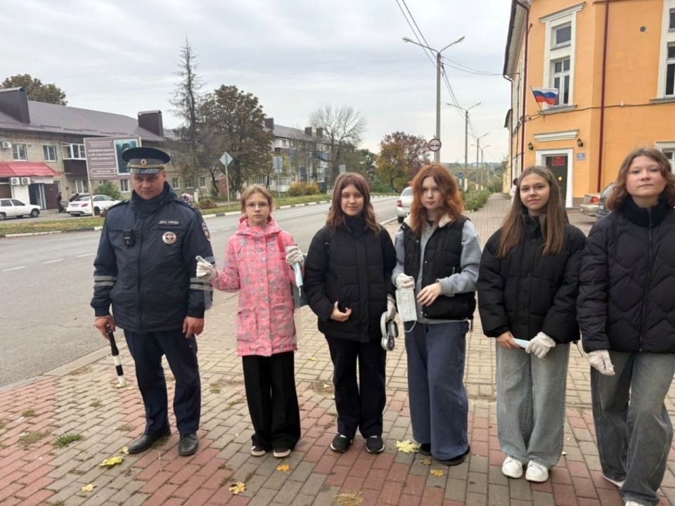 В рамках Недели безопасности ребята из волонтерского отряда «Данко» совместно с отделением Госавтоинспекции МО МВД России «Фатежский» провели профилактическую акцию «Возьми ребенка за руку»
