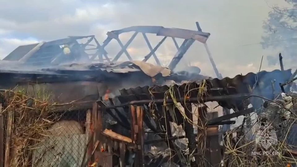 В Льговском районе огонь охватил шесть хозпостроек
