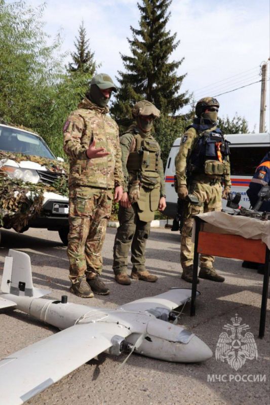 В курском приграничье специалисты МЧС России обезвреживают беспилотники