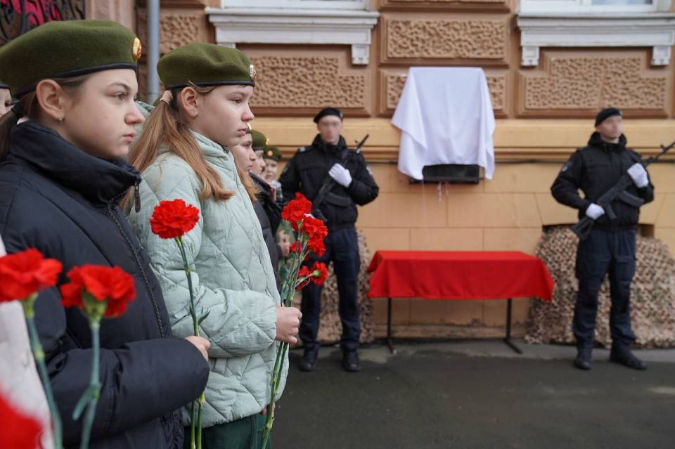 Мемориальную доску старшему прапорщику полиции Олегу Галушкину открыли в Курске