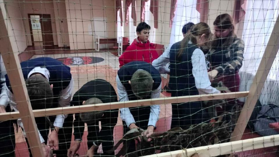 В районном Доме народного творчества распахнул свои двери уголок плетения маскировочных сетей, созданный по инициативе волонтерского отряда «Данко»