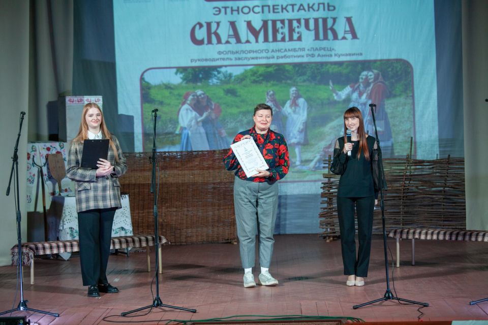 В Железногорском культурно-досуговом центре показали этноспектакль «Скамеечка»