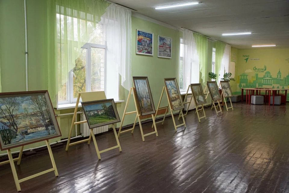 В курской школе № 1 открыли выставку заслуженного учителя Российской Федерации Александра Костикова