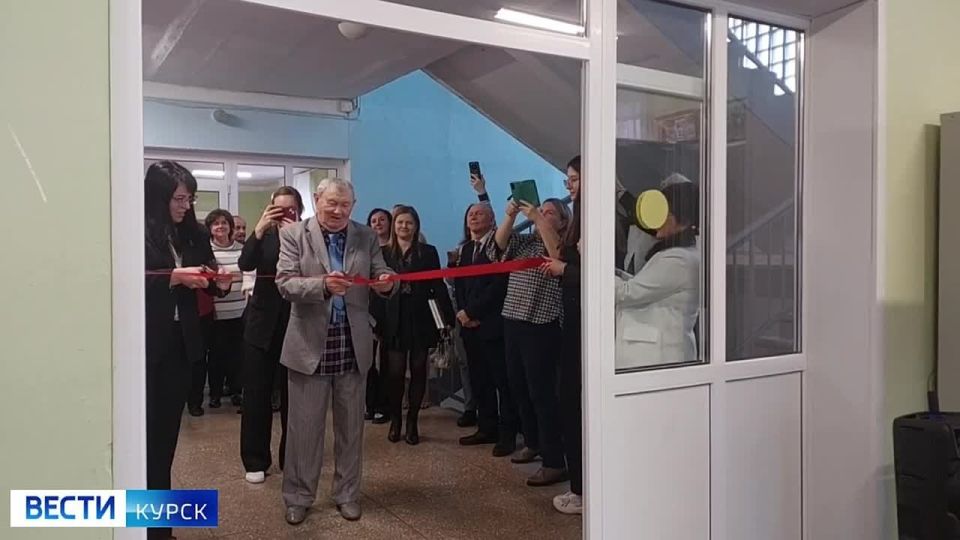 «Жизнь моя не потеряна». В школе №1 открылась выставка Александра Костикова