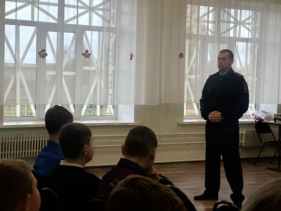 В Железногорске сотрудники полиции провели профилактическую встречу со старшеклассниками Разветьевской школы